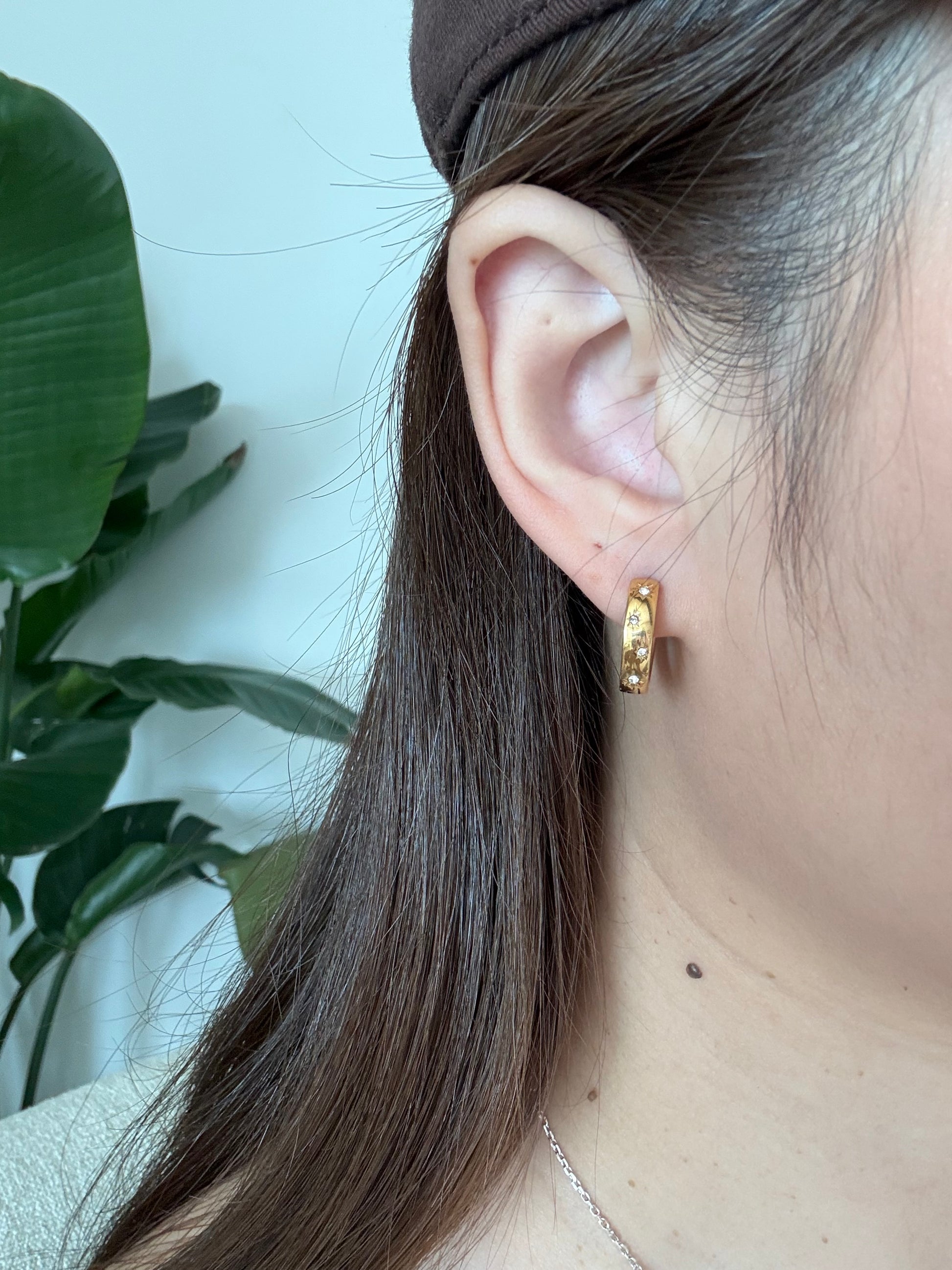 Golden hoop with stars earrings