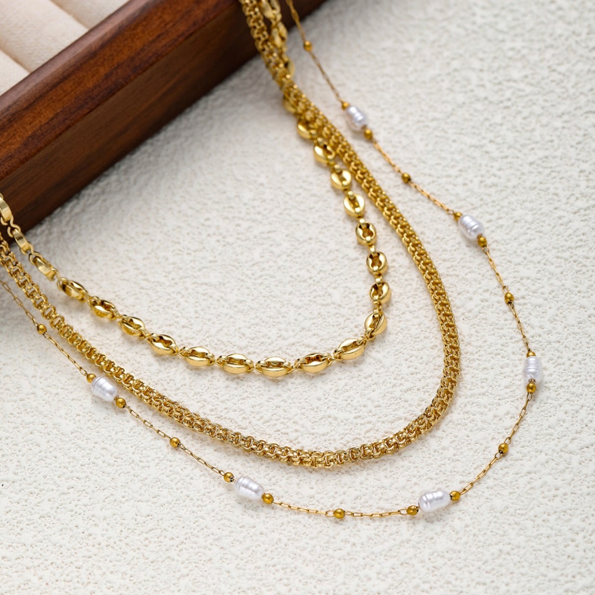 Triple chain and pearls necklace